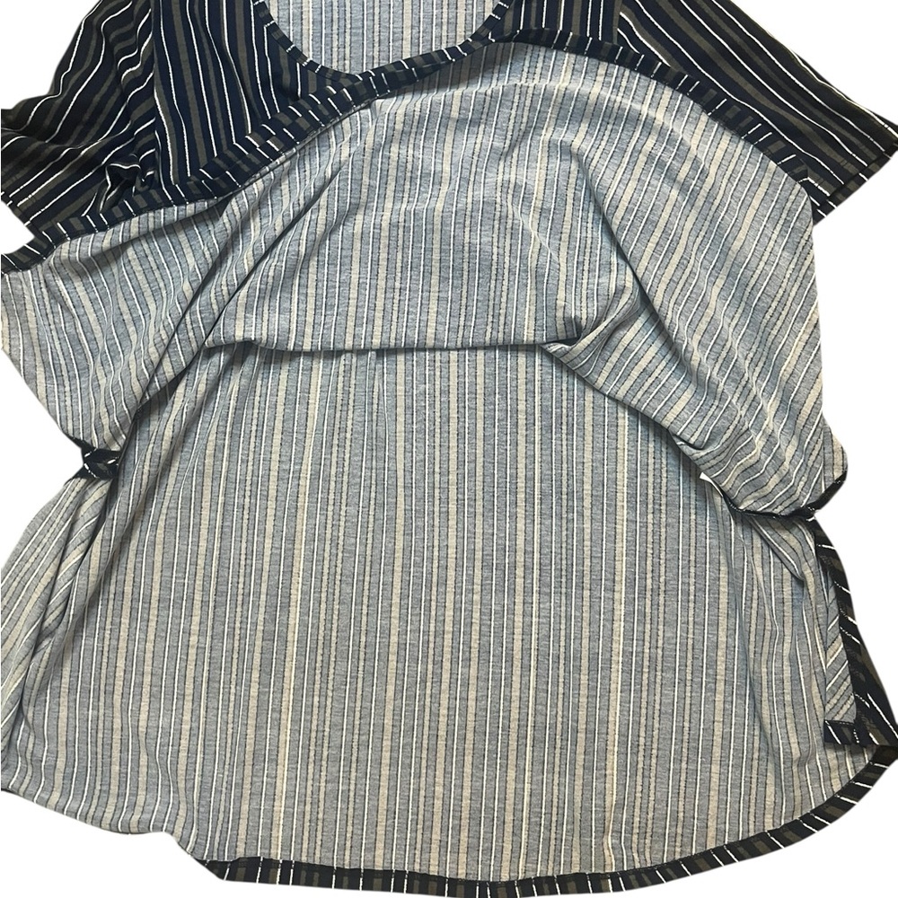 LulaRoe Perfect Tee Womens Medium Blue Grey White Stripe Polyester Short Sleeve - Picture 4 of 8